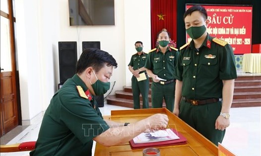 Bộ Chỉ huy Quân sự tỉnh Tuyên Quang hoàn thiện quy trình tổ chức bầu cử. Ảnh:
TTXVN.
