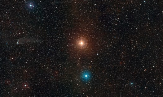 Vùng chòm sao Puppis bao quanh ngôi sao khổng lồ đỏ L2 Puppis. Ảnh: ESO.