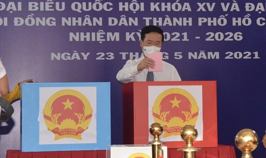 Ông Võ Văn Thưởng - Thường trực Ban Bí thư bỏ phiếu tại Khu vực bỏ phiếu 71 tại Trường Mầm non Sơn ca 15 (Phú Nhuận, TPHCM). Ảnh Huyên Nguyễn