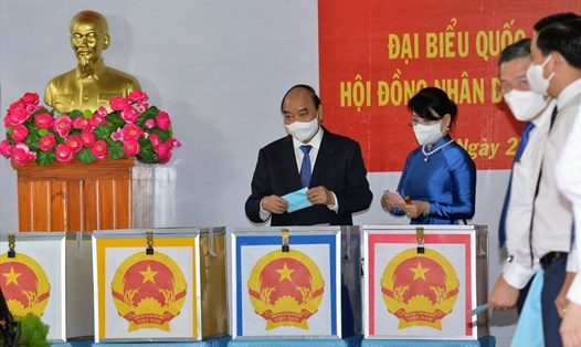 Chủ tịch nước Nguyễn Xuân Phúc cùng phu nhân bỏ phiếu ở Củ Chi, TPHCM.