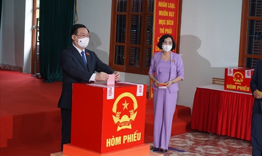 Chủ tịch Quốc hội Vương Đình Huệ bỏ lá phiếu đầu tiên tại điểm bỏ phiếu số 1 thị trấn An Lão, Hải Phòng. Ảnh Mai Dung