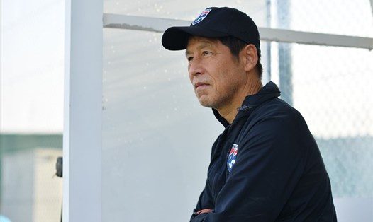 Ông Nishino lo ngại thể lực của các cầu thủ tuyển Thái Lan bị ảnh hưởng vì thời tiết khắc nghiệt. Ảnh: Siam Sport
