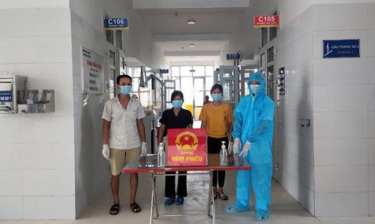 Các cử tri đầu tiên hiện đang cách ly tại Bệnh viện Phổi Thái Bình đã thực hiện bỏ phiếu xong. Ảnh: Đ.L