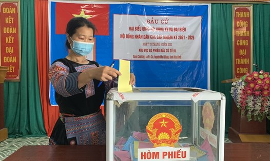 Cử tri ở xã Pà Cò, huyện Mai Châu, Hòa Bình phấn khởi đi bầu cử. Ảnh: Minh Nguyễn