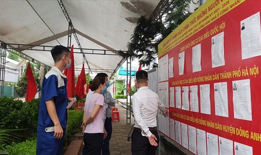 Công nhân khu công nghiệp Bắc Thăng Long đã có mặt từ sớm để tìm hiểu thêm về các đại biểu ứng cử. Ảnh: Lương Hạnh.