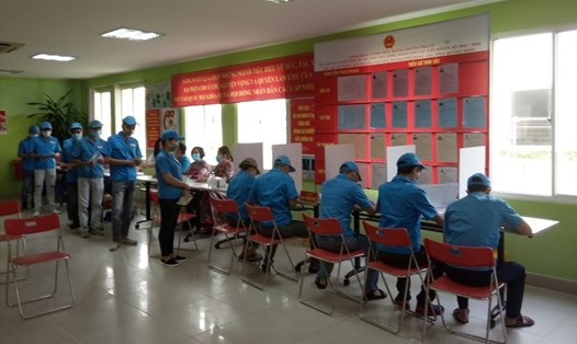 Công nhân Công ty TNHH Khoa học kỹ thuật Texhong Ngân Long - 100% vốn nước ngoài - đi bỏ phiếu sáng 23.5.2021. Ảnh: Nguyễn Hùng