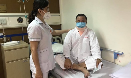 Bác sĩ động viên cử tri Nguyễn Văn Sơn. Ảnh: Minh Vũ