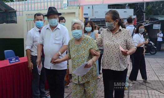 Ông Ngô Mai (91 tuổi) dắt tay vợ là bà Lê Thị Thành (86 tuổi) đến bỏ phiếu. Ảnh: Huyên Nguyễn