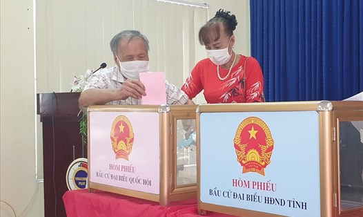 Cụ Nguyễn Đình Nhẫn, 104 tuổi, bỏ phiếu tại Khu vực bỏ phiếu số 6, phường Hồng Hà, TP.Hạ Long sáng 23.5. Ảnh: Nguyễn Hùng