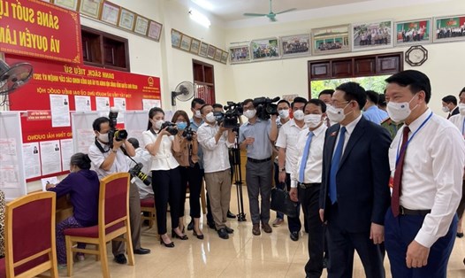 Chủ tịch Quốc hội kiểm tra công tác bầu cử tại thị xã Kinh Môn (Hải Dương). Ảnh Báo chí Hải Dương