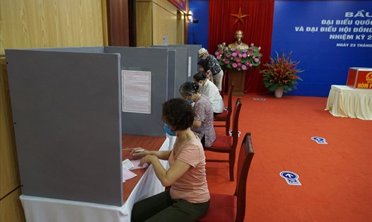Cử tri phường Nguyễn Du, quận Hai Bà Trưng, Hà Nội đi bỏ phiếu. Ảnh: Phạm Đông