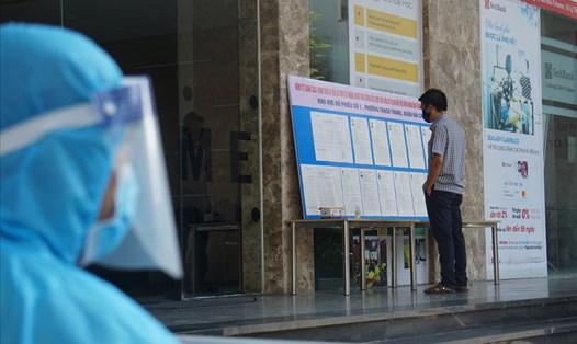 Tổ bầu cử chuẩn bị thu phiếu tại chung cư F.home nằm trên đường Lý Thường Kiệt (quận Hải Châu) nơi đang phong tỏa sau khi ghi nhận các ca mắc COVID-19.