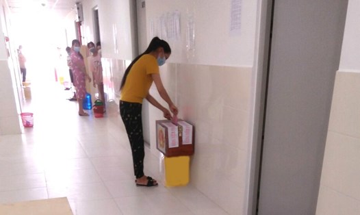 Công nhân trong khu cách ly do COVID-19 tại KCN Vân Trung (Bắc Giang) thực hiện bỏ phiếu bầu cử, hòm phiếu được đặt trước cửa phòng. Ảnh: NVCC