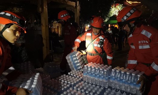 Công tác cứu trợ của cảnh sát vũ trang Trung Quốc sau các trận động đất. Ảnh: Tân Hoa Xã