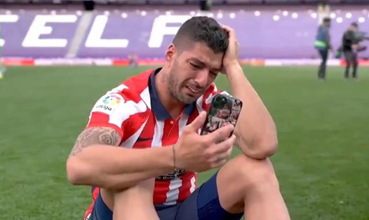 Luis Suarez khóc nức nở ngày Atletico Madrid vô địch. Ảnh: AFP.