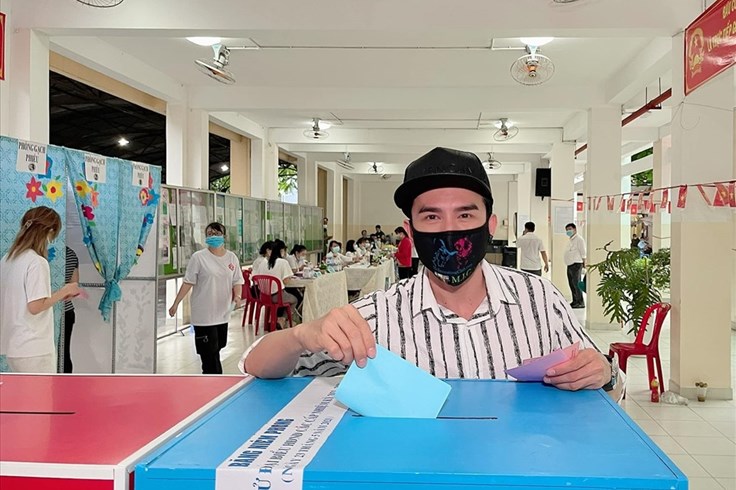 Đan Trường hào hứng đi bầu cử, kêu gọi mọi người phòng dịch Đan Trường hào hứng đi bầu cử, kêu gọi mọi người phòng dịch 