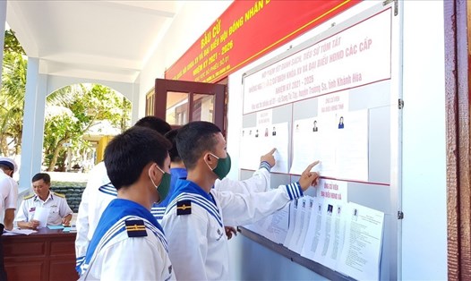 Cử tri huyện Trường Sa đọc thông tin của các ứng cử viên trước khi bỏ phiếu bầu. Ảnh: Nguyễn Ninh