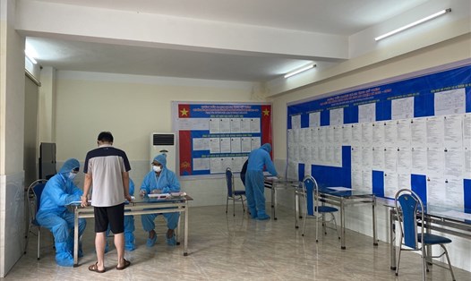 Công nhân lao động Công ty cổ phần tập đoàn Vinatop (tỉnh Vĩnh Phúc) bỏ phiếu trong khu cách ly tập trung tại công ty. Ảnh: B.H