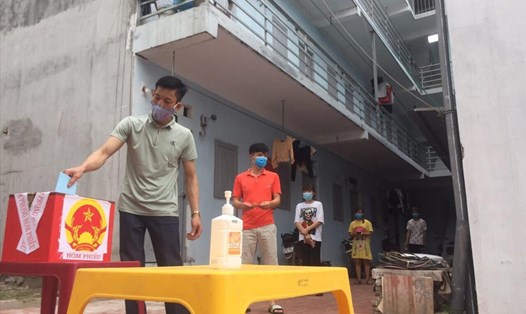 Công nhân lao động bỏ phiếu tại khu nhà trọ ở xã Nội Hoàng, huyện Yên Dũng, tỉnh Bắc Giang. Ảnh: CĐ BG
