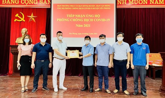 Chủ tịch tập đoàn Hanaka Mẫn Ngọc Anh (thứ 3 từ trái qua) trao ủng hộ tại huyện Yên Phong (Bắc Ninh). Ảnh: PV.