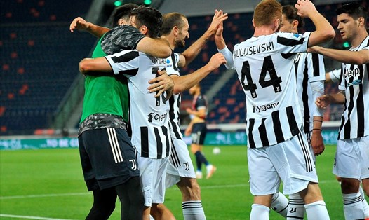 Các cầu thủ Juventus ăn mừng khi được dự Champions League mùa tới. Ảnh: Serie A.