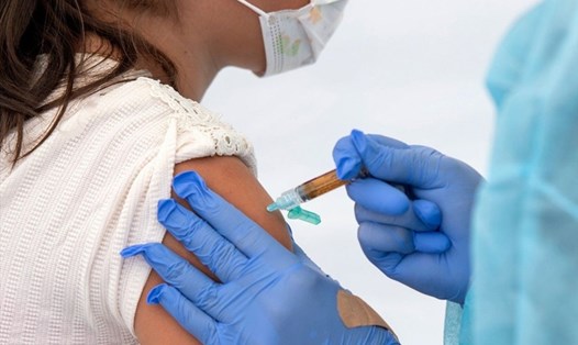 Tiêm 2 liều vaccine Pfizer hoặc AstraZeneca có hiệu quả cao với biến thể Ấn Độ. Ảnh: AFP