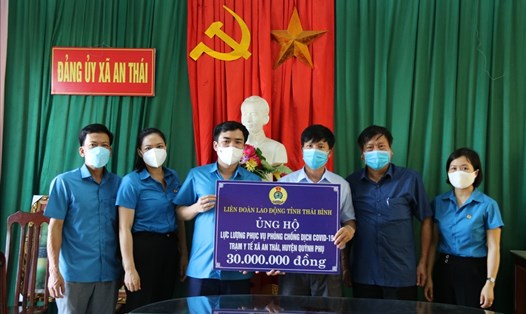 Lãnh đạo Liên đoàn Lao động tỉnh Thái Bình trao kinh phí hỗ trợ lực lượng phục vụ phòng, chống dịch cho Trạm y tế xã An Thái (huyện Quỳnh Phụ, tỉnh Thái Bình). Ảnh: Bá Mạnh