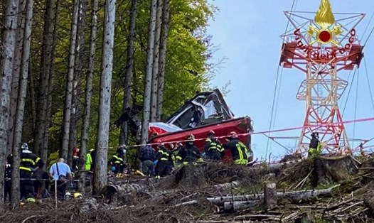 Hiện trường vụ rơi cáp treo tuyến Stresa-Mottarone ở vùng Piedmont, miền bắc nước Italia. Ảnh: AFP
