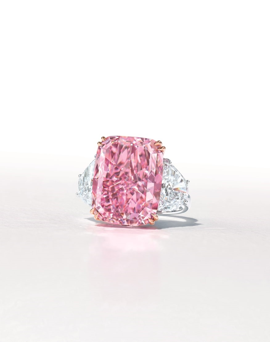 Video cận cảnh vẻ đẹp tuyệt mỹ của viên kim cương hồng tím có giá kỷ lục