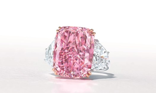 Viên kim cương hồng tím mang tên ''The Sakura'' đã thu về số tiền kỷ lục 29,29 triệu USD trong phiên đấu giá của Christie's Hong Kong hôm 23.5. Ảnh: Christie's