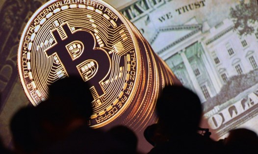 Bitcoin đã giảm gần 50% so với mức cao nhất hơn 64.000 USD giữa tháng 4 vừa qua (Ảnh: AFP)
