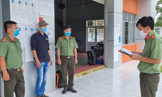 Cơ quan Công an đọc lệnh bắt tạm giam đối tượng Nguyễn Minh Tý. Ảnh: PV