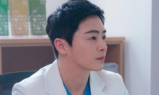 Jo Jung Suk đã trở lại trong phần 2 của "Hospital playlist". Ảnh: Soompi