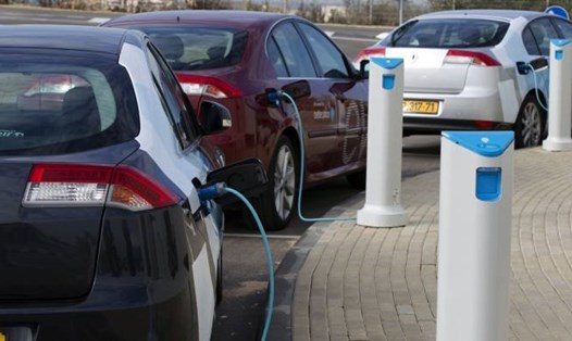 Ôtô điện sẽ được sử dụng rộng rãi tại Anh trong 5 năm tới. Ảnh: AFP.