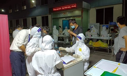 Lấy mẫu xét nghiệm COVID-19 ở Bắc Giang. Ảnh: Bộ Y tế