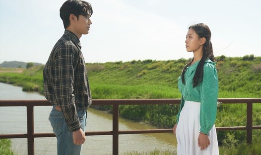 Go Min Si và Lee Do Hyun dần có khoảng cách trong mối quan hệ tình cảm. Ảnh cắt phim