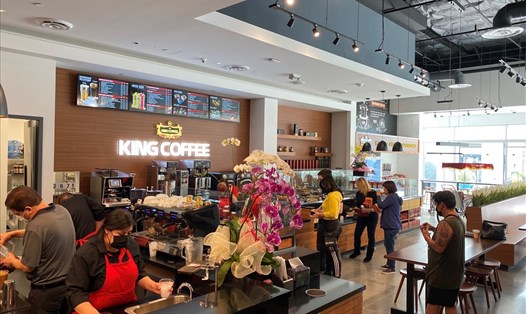 Không gian quán cà phê đầu tiên của TNI King Coffee tại Mỹ. Ảnh: TNI.