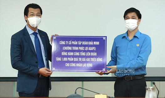 Phó Chủ tịch Tổng LĐLĐVN Ngọ Duy Hiểu (phải) tiếp nhận hỗ trợ từ doanh nghiệp. Ảnh: Hải Nguyễn