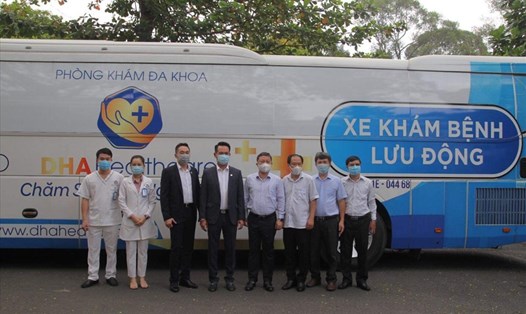 Đại diện Công ty CP Y tế DHA, Hội Doanh Nhân Trẻ Việt Nam và Tập đoàn TTC bàn giao xe xét nghiệm lưu động cho ngành y tế TP.HCM cùng chung tay chống dịch Covid-19.
