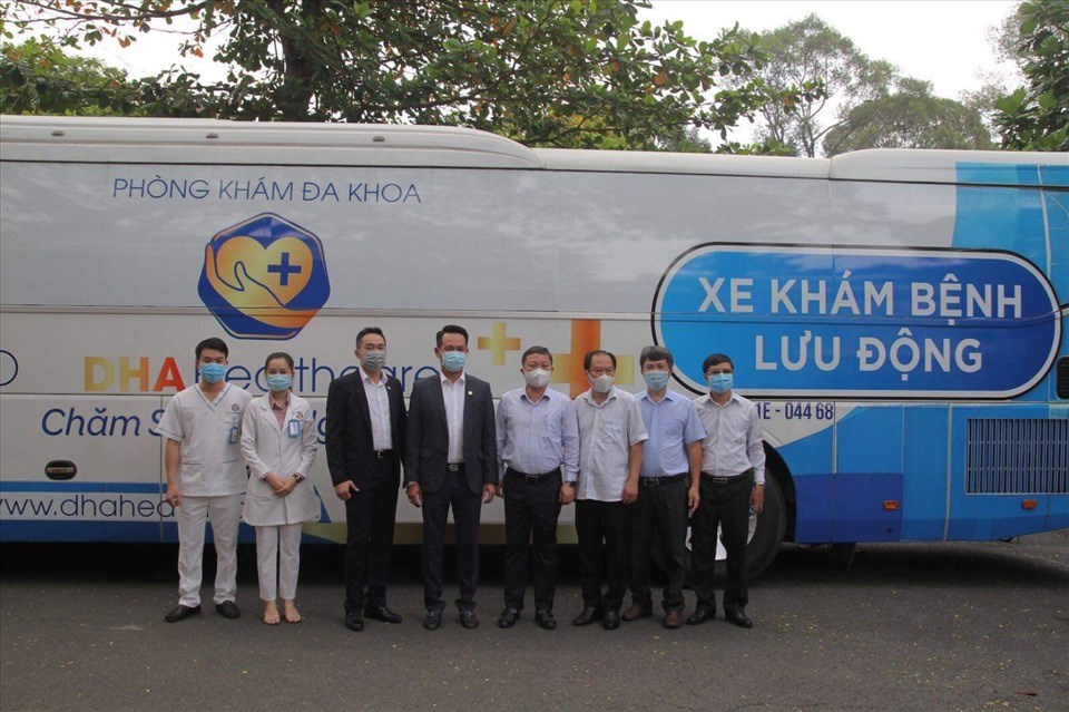Đại diện Công ty CP Y tế DHA, Hội Doanh Nhân Trẻ Việt Nam và Tập đoàn TTC bàn giao xe xét nghiệm lưu động cho ngành y tế TP.HCM cùng chung tay chống dịch Covid-19. Đại diện Công ty CP Y tế DHA, Hội Doanh Nhân Trẻ Việt Nam và Tập đoàn TTC bàn giao xe xét nghiệm lưu động cho ngành y tế TP.HCM cùng chung tay chống dịch Covid-19.