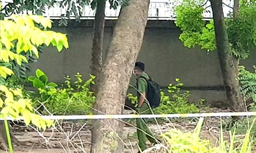 Công an xuống hiện trường vụ phát hiện người đàn ông bốc cháy ở phường An Phú, Thành phố Thuận An, tỉnh Bình Dương. Ảnh: Dương Bình