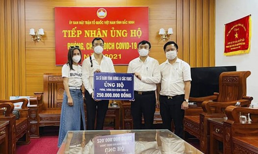 Nhóm từ thiện của ca sỹ Đàm Vĩnh Hưng trao tiền ủng hộ phòng chống COVID-19 cho Ủy ban MTTQ tỉnh Bắc Ninh chiều 24.5. Ảnh: Facebook Đàm Vĩnh Hưng