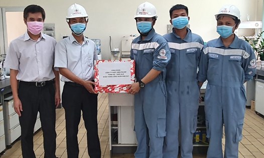Công đoàn Công ty Nhiệt điện Phú Mỹ tặng quà cho công nhân lao động của công ty. Ảnh: Đức Long