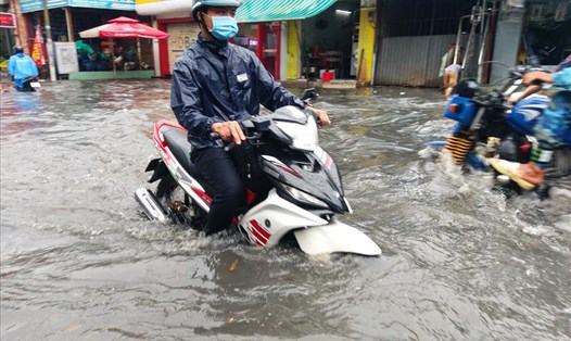 Nước ngập lút bánh xe trên đường Tô Ngọc Vân (phường Linh Đông, Thành phố Thủ Đức) hôm 21.5.  Ảnh: Minh Quân