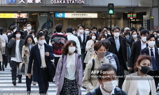 Những người đi bộ đeo khẩu trang trên đường phố Osaka, Nhật Bản. Ảnh: AFP