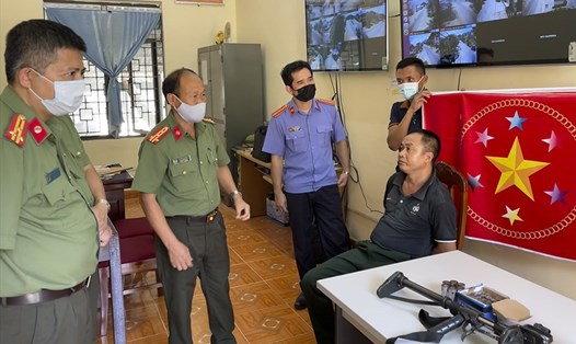 Đại tá Vì Quyền Chứ (thứ 2 bên trái), Phó Giám đốc Công an tỉnh Sơn La trực tiếp lấy lời khai đối tượng. Ảnh: CA Sơn La