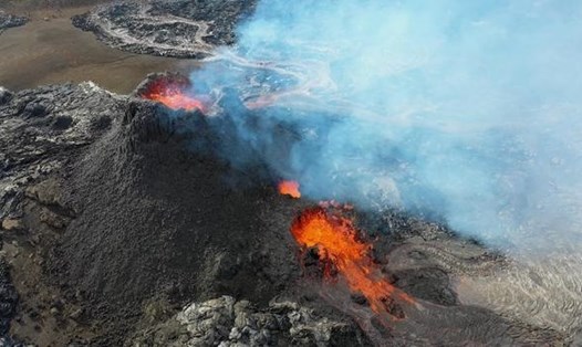 Nhà khoa học thử nghiệm trực thăng sao Hỏa ở núi lửa Iceland. Ảnh: University of Arizona/AFP.