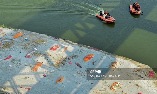 Các thi thể nghi là tử vong do COVID-19 bên bờ sông Hằng, Ấn Độ. Ảnh: AFP