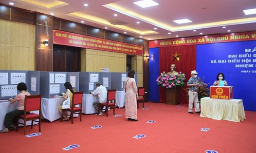 Cử tri Việt Nam đi bỏ phiếu ngày 23.5 tại một điểm bầu cử ở Hà Nội. Nguồn: AFP