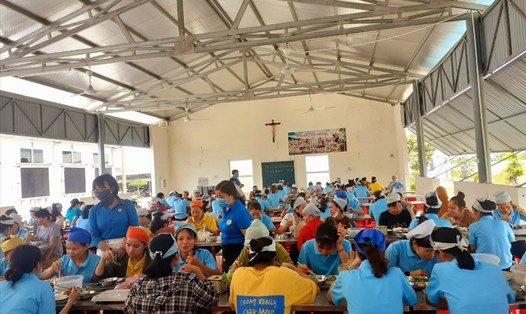LĐLĐ huyện Quỳnh Lưu giám sát công tác triển khai bữa ăn ca cho công nhân lao động tại Công ty may Đại Thanh. Ảnh: HĐ